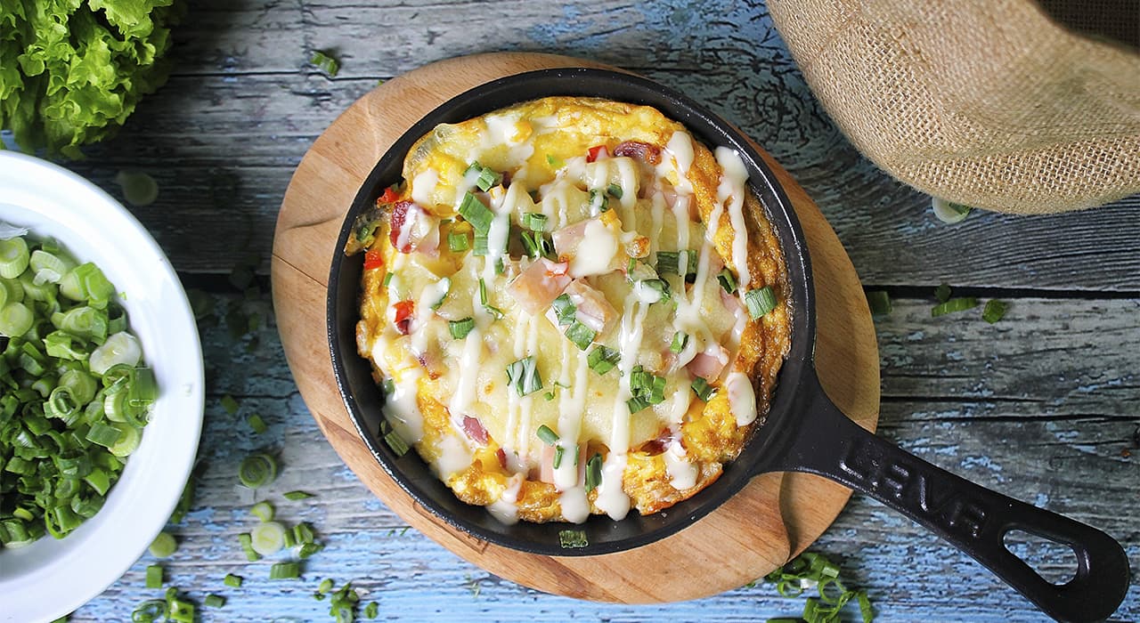 Enchiladas with chicken in tomato sauce